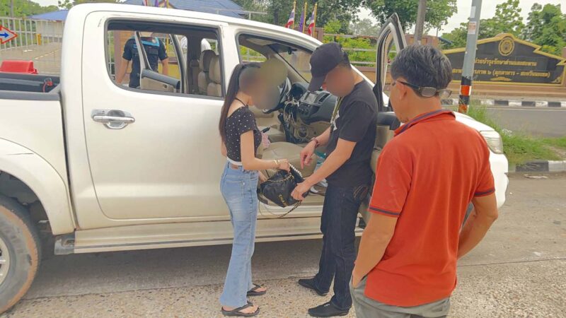 มุกดาหาร ด่านศุลกากรทหารพานสนธิกำลังจับบุหรี่และบุหรี่ไฟฟ้าพร้อมผู้ต้องหา