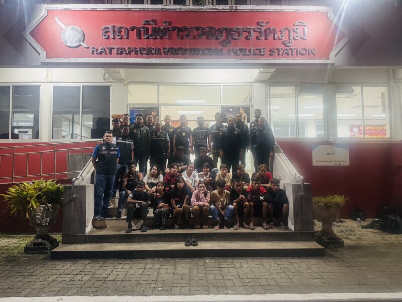 ชุดสืบสวนตม.สงขลานำทีมไล่ล่ารถขนแรงงานเถื่อนจับได้2คันทั้่งรถตู้และรถกระบะ ขณะขนแรงงานเถื่อนชาวเมียนมา17คนมาจากชายแดนจ.กาญจนบุรี