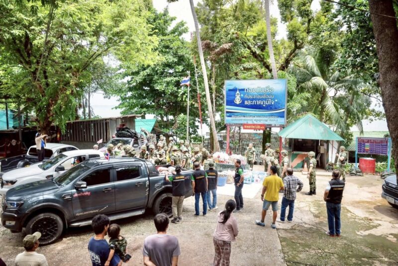ตราด คนไทยไม่ทิ้งกัน“ น้ำใจชาวอำเภอเขาคิชฌกูฏส่งตรงแนวหลังถึงแนวหน้า พร้อมด้วย ชาวบ้านในตำบลคลองพลู