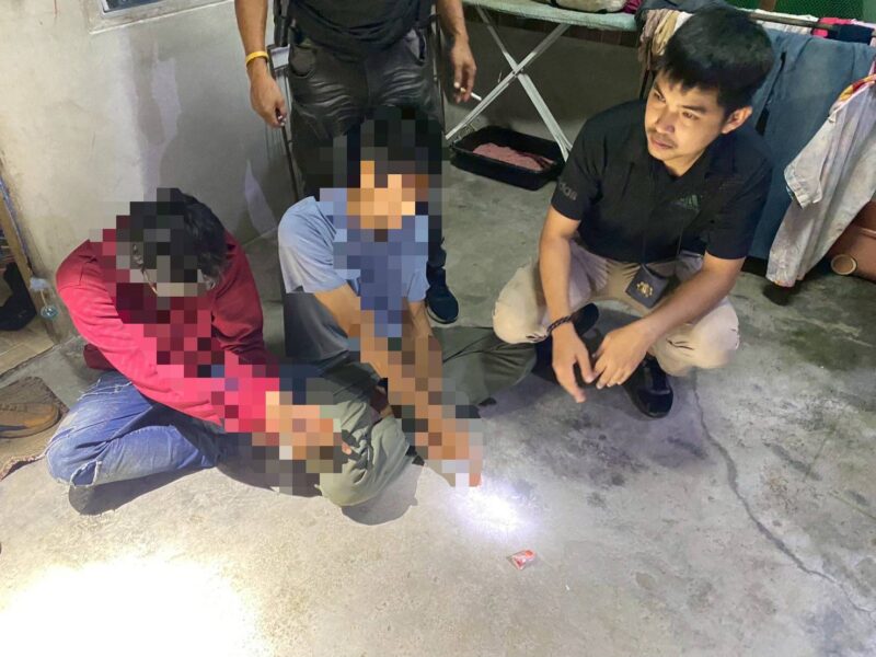 พังงา​-ชุดปฏิบัติการพิเศษฝ่ายปกครองจังหวัดพังงาจับกุมผู้ต้องหาค้ายาบ้าในพื้นที่โคกกลอย