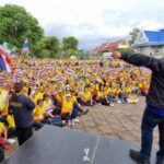 ชุมพร – แถลงการณ์จุดยืน “ลูกหมี” นำทัพ สส.- ชาวบ้าน ร่วมหมื่น แสดงจุดยืน รัก ชาติ ศาสนา พระมหากษัตริย์ ให้กำลังใจแม่ทัพภาค 2 เหล่าทหารกล้าแนวหน้า ลั่น “นายกฯไม่ออกเราออก”