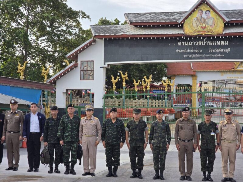 พลเอก มนัส จันดี เสนาธิการทหารกองบัญชาการกองทัพไทย ตรวจเยี่ยมการควบคุมการ เปิด-ปิด จุดผ่านแดน ไทย-กัมพูชา และมาตรการที่เกี่ยวข้อง ในพื้นที่กองบัญชาการป้องกันชายแดนจันทบุรีและตราด