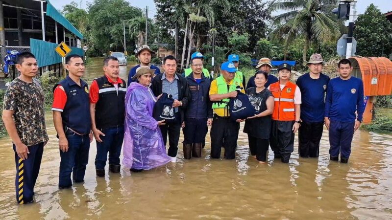 จังหวัดจันทบุรีช่วยเหลือผู้ประสบภัยน้ำท่วมในอำเภอขลุง