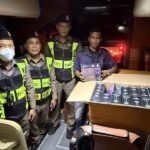 ตำรวจทางหลวงจับหนุ่มขับรถมินิบัสรับจ้างขนบุหรี่ไฟฟ้าเป็นรายได้เสริม 8 ลัง 1,440 ชิ้น