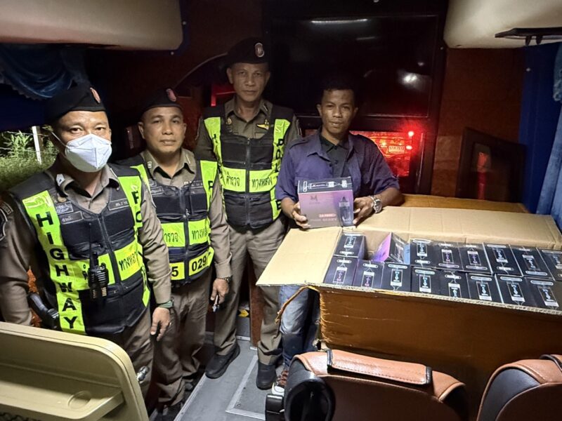 ตำรวจทางหลวงจับหนุ่มขับรถมินิบัสรับจ้างขนบุหรี่ไฟฟ้าเป็นรายได้เสริม 8 ลัง 1,440 ชิ้น