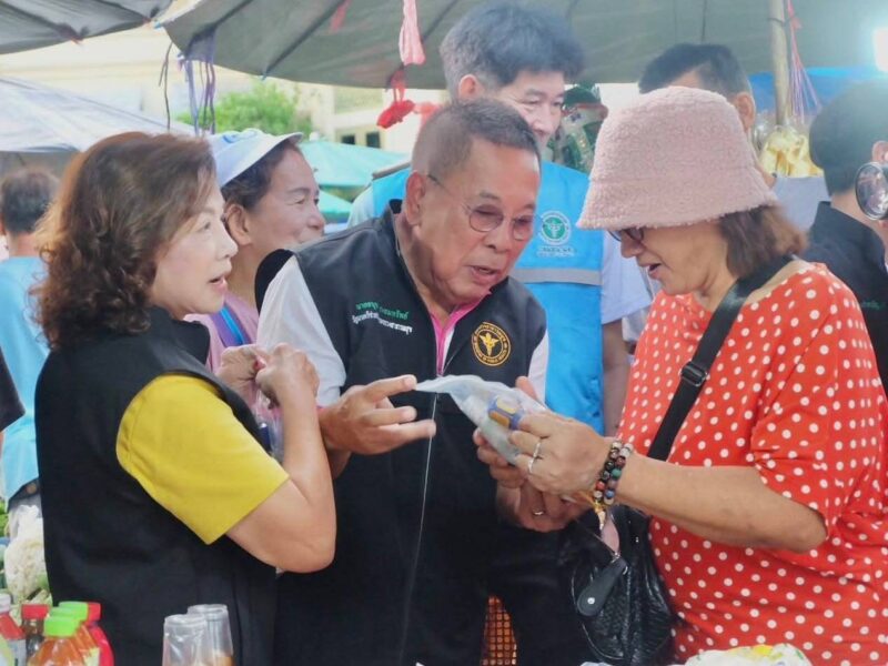 อนุชา” พาบุก “ตลาดนัดวัดกลางบางแก้ว” ดันแคมเปญ SAN “สะอาด ปลอดภัย ได้มาตรฐาน” สกัดโรค NCD