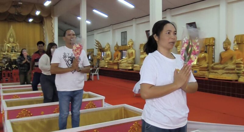 นครนายก – นักท่องเที่ยวให้ความศรัทธาเดินทางเข้าพิธีนอนโลงศพวัดหลวงพ่อปากแดงจังหวัดนครนายก