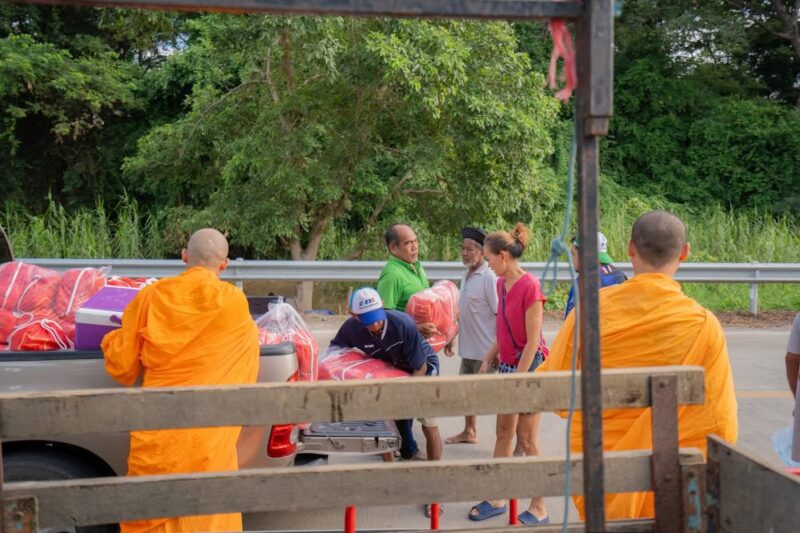 ปทุมธานี น้ำใจหลั่งไหล วัดพระธรรมกายเปิดศาลามหาทานบารมี รับวัตถุทานช่วยผู้ประสบภัยน้ำท่วม