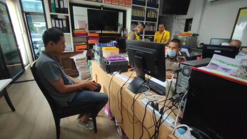 ปทุมธานีจำนนด้วยคลิปหนุ่มขับเก๋งย้อนศรมอบตัวหลังโซเชียลถล่มอ้างรีบไปรับพนักงาน