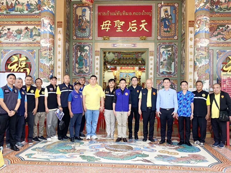ตราด สมาชิกวุฒิสภาพบประชาชน กลุ่มภาคตะวันออก ลงพื้นที่อำเภอคลองใหญ่ รับฟังกรณีการขอใช้พื้นที่ป่าชายเลนเป็นศูนย์เรียนรู้และสะพานเชื่อมหมู่บ้าน บริเวณศาลเจ้าแม่ทับทิมคลองใหญ่