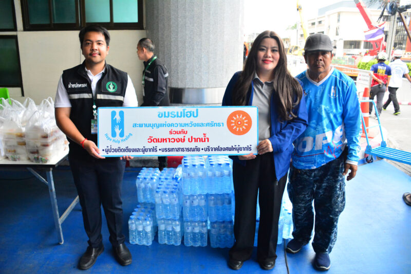 แนนซี่ ประธานชมรมโฮปฯ นำทีมขนน้ำดื่ม มอบให้เจ้าหน้าที่หน้างานเหตุการณ์ถนนทรุด