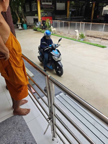 นครนายก – พระเตือนภัยมีมิจฉาชีพมาขอซองกฐินโดยอ้างว่าเจ้าอาวาสให้มารับซองกฐิน แต่พระที่คุยด้วยคือเจ้าอาวาสทำให้มิจฉาชีพตกใจรีบหนีออกจากวัด