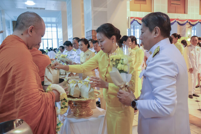 จ.จันทบุรี พสกนิกร ทุกหมู่เหล่า ร่วมพิธีวันนวมินทรมหาราช จิตอาสาประมาณ 200 คนร่วม แต่งกายชุดไทยรำเทิดพระเกียรติฯ น้อมรำลึก สำนึกในพระมหากรุณาธิคุณ “ในหลวงรัชกาลที่ 9”