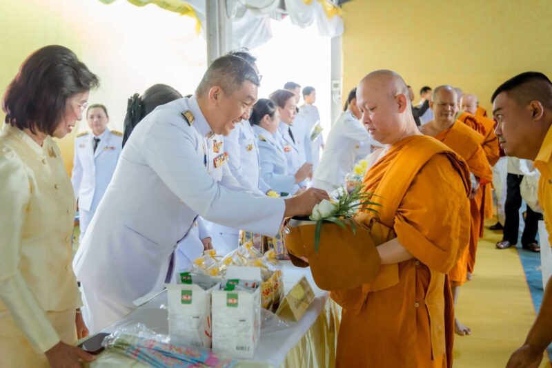 นครนายก – ผู้ว่าฯ นำข้าราชการและประชาชน ร่วมทำบุญตักบาตรถวายพระราชกุศล เนื่องใน“วันนวมินทรมหาราช”13 ตุลาคม 2568