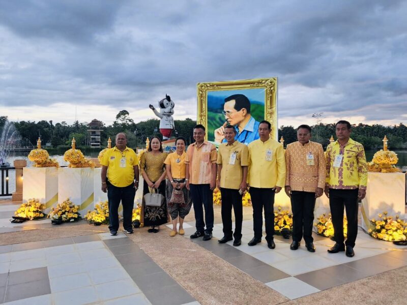 ชุมพร-องค์การบริหารส่วนจังหวัดชุมพร ประชาชนร่วมชื่นชมความยิ่งใหญ่จัดแสดงน้ำพุสายธารแห่งแสงทอง ท่วงทำนองแห่งแผ่นดินเพื่อน้อมรำลึกในพระมหากรุณาธิคุณอันหาที่สุดมิได้ของ พระบาทสมเด็จ พระบรมชนกาธิเบศร มหาภูมิพลอดุลยเดชมหาราช บรมนาถบพิตร และสืบสานพระราชปณิธานแห่งการพัฒนาน้ำตามแนวพระราชดำริ