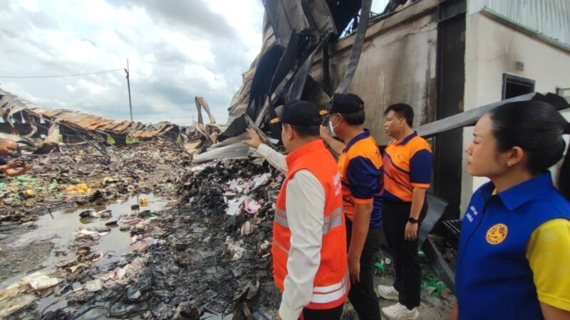 ปทุมธานีผวจ.ลงพื้นที่ตรวจสอบที่เกิดเหตุเพลิงไหม้โกดังให้เช่า