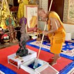 นครนายก-ชาวบ้านแห่อาบน้ำมนต์ ที่นำน้ำใต้โบสถ์มาทำพิธี เชื่ออาบแล้วพลิกดวง เสริมมงคล ไม่พลาดส่องเลขหางประทัดเสี่ยงโชค