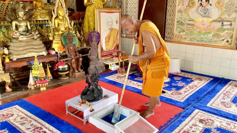 นครนายก-ชาวบ้านแห่อาบน้ำมนต์ ที่นำน้ำใต้โบสถ์มาทำพิธี เชื่ออาบแล้วพลิกดวง เสริมมงคล ไม่พลาดส่องเลขหางประทัดเสี่ยงโชค