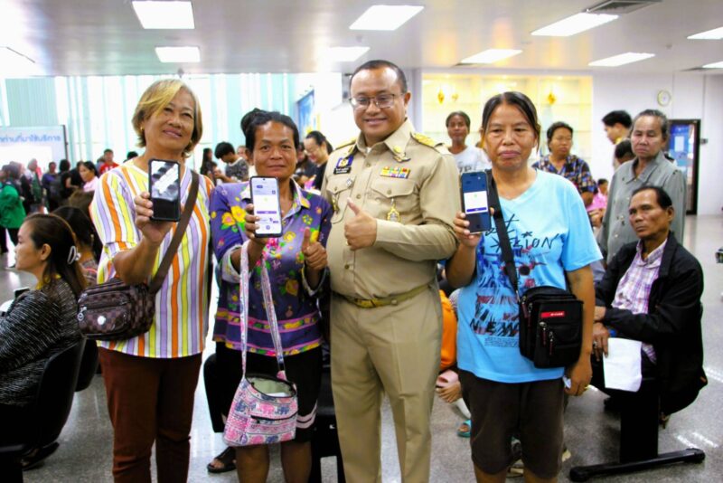 ร้อยเอ็ดคึกคัก! แห่ลงทะเบียน “คนละครึ่ง พลัส” วันแรก ผู้ว่าฯ ลงพื้นที่ให้กำลังใจถึงธนาคาร