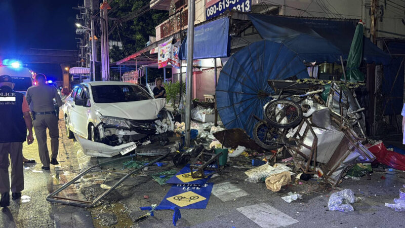 พ่อค้าหนุ่มเบญจเพส ซวยซ้ำ ถูกเก๋งหันคุยแฟนเสียหลักปีนฟุตบาท ชนรถเข็นขายพวงมาลัย เจ็บอีก