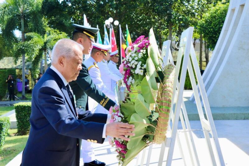 พระบาทสมเด็จพระเจ้าอยู่หัวทรงพระกรุณาโปรดเกล้าฯให้ผู้แทนพระองค์ไปวางพวงมาลาเนื่องในวันที่ระลึกทหารผ่านศึกเกาหลีที่จังหวัดชลบุรี