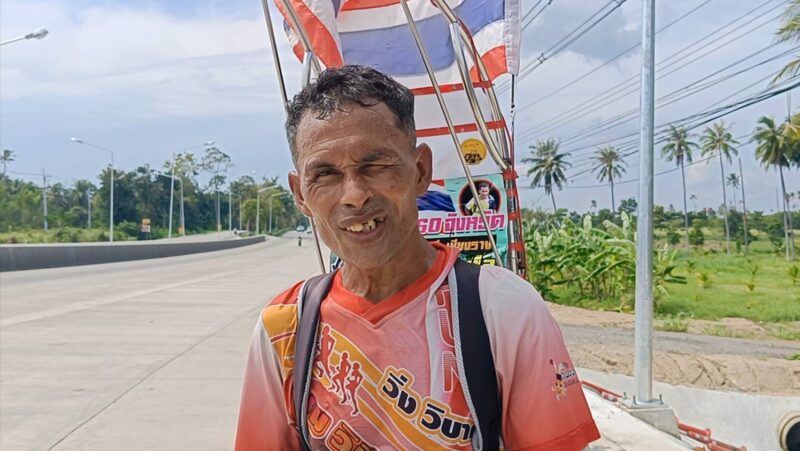 ประจวบคีรีขันธ์ _ “บังดุล” นักวิ่งจิตอาสาชาวปัตตานี วิ่งภารกิจ “ปัตตานีพิชิตภูมะเขือ” 60 จังหวัด ใต้ – เหนือ – อีสาน กว่า 2,500 กิโล เข้าสู่วันที่ 23 การวิ่ง และเข้าประจวบคีรีขันธ์ วันที่ 2 แล้ว