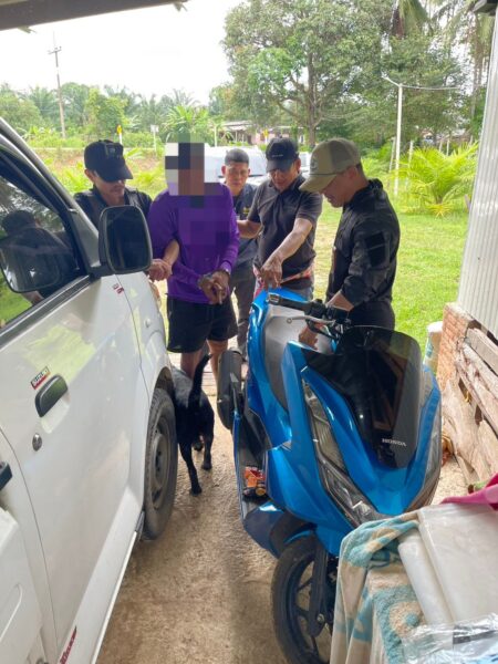 ชุมพร-บุกรวบถึงรัง! พ่อค้า-สาวเอเยนต์ยานรก! “ไอ้ปอน” ซัดทอด “พี่นิด” แก๊งบางหมาก ยึดยาบ้าล็อตใหญ่เกือบ 4 พันเม็ด!