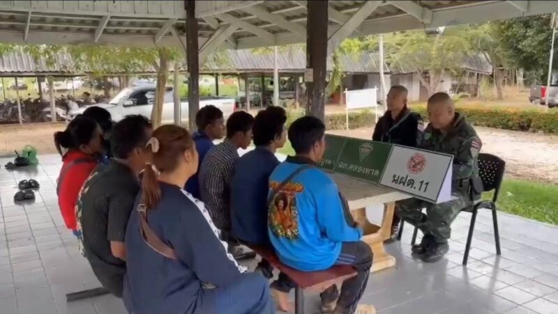 สระแก้ว – กกล.บูรพา จับแรงงานกัมพูชา 11 คน ลอบเข้าเมืองแนวชายแดนคลองหาด จังหวัดสระแก้ว