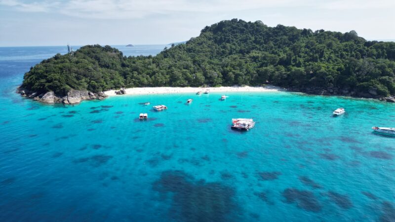 พังงา – สุดปังสวยงามติดอันดับโลก หมู่เกาะสิมิลัน นักท่องเที่ยวแห่ลงเรือชมความงามวันแรกกว่า2,000คน