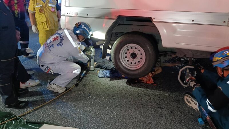ปทุมธานี – หนุ่มวัย 45 ปีขับจยย.ถูกรถชนล้มอยู่กลางถนนก่อนโดนรถบรรทุกผักชนซ้ำเสียชีวิตคาที่
