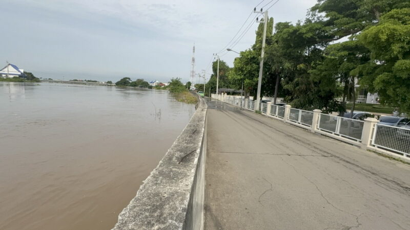 อ่างทอง – เทศบาลเมืองเร่งป้องเขตเศรษฐกิจการค้าศูนย์ราชการหลังเขื่อนเจ้ายาเพิ่มการระบาย น้ำไหลซึมบริเวณเขื่อนริมแม่น้ำเจ้าพระยาหลายจุด