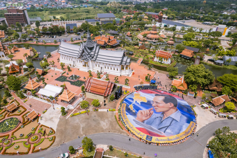 ปลุกพลังตื่นรู้เสียสละเพื่อชาติ จัดใหญ่ “วันเจริญสติเพื่อชาติ” รำลึก ๙ ปี วันสวรรคต ร.๙ ณ เมืองโบราณ