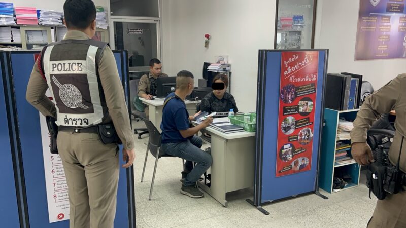 อ่างทอง – หึงโหดสาวแฟนเก่าใช้มีดแทงแฟนใหม่เข้าข้างหลังจนมิดด้ามอาการสาหัส