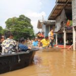“เต้ พระราม 7” นำทีมลงพื้นที่อยุธยา แจกถุงยังชีพผู้ประสบภัยน้ำท่วมบ้านบางหัก บางหลวงโดด