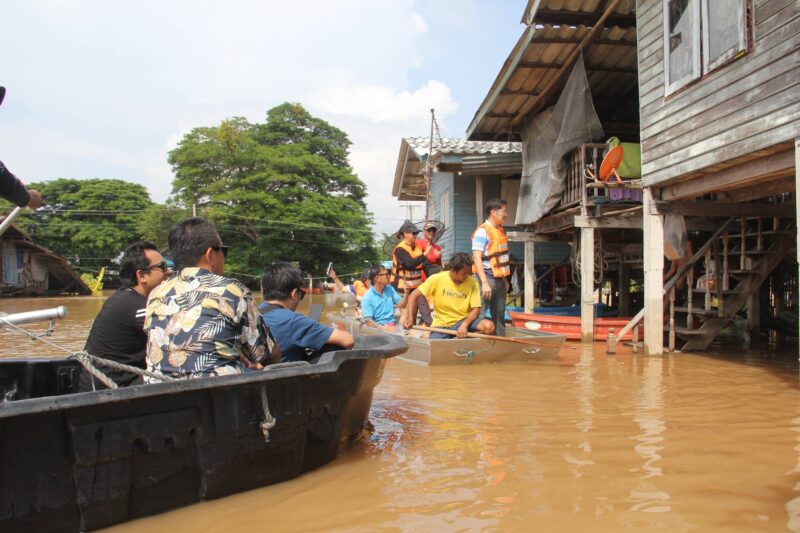 “เต้ พระราม 7” นำทีมลงพื้นที่อยุธยา แจกถุงยังชีพผู้ประสบภัยน้ำท่วมบ้านบางหัก บางหลวงโดด