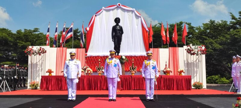 ปทุมธานี – ผบ.ตร.น้อมรำลึก125ปีวันคล้ายวันพระราชสมภพสมเด็จย่าย้ำสืบสานพระปณิธานครูของเด็กยากไร้