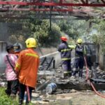 อ่างทอง – ระทึกโรงงานพลุระเบิดชายวัย59ปีถูกไฟคลอกเจ็บสาหัส1รายเจ้าหน้าที่หนีตายพลุระเบิดซ้ำ