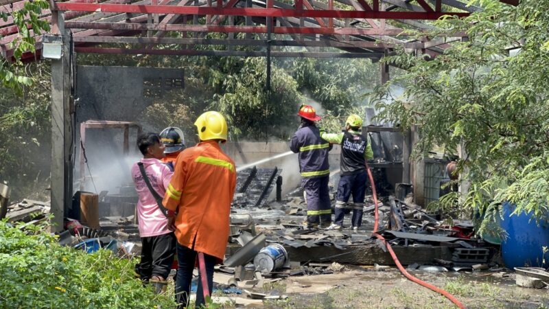 อ่างทอง – ระทึกโรงงานพลุระเบิดชายวัย59ปีถูกไฟคลอกเจ็บสาหัส1รายเจ้าหน้าที่หนีตายพลุระเบิดซ้ำ