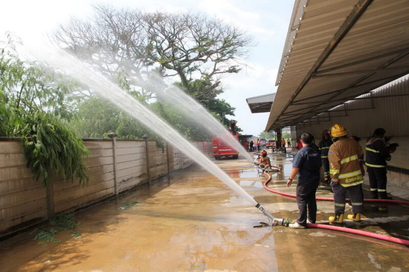 อ่างทอง – คืบหน้าพลุระเบิดผู้ได้รับบาดเจ็บจากเหตุพลุระเบิดรู้สึกตัวเจ้าหน้าที่ดับเพลิงอยู่ระหว่างใช้วิธีการคูลลิ่ง ใช้สเปร์ยน้ำฉีดเพื่อลดอุณหภูมิ ส่วนจุดที่เกิดเหตุสามารถควบคุมเพลิงเรียบร้อยแล้ว