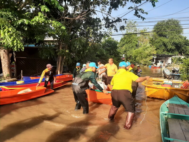 อ่างทอง – คลิปทหารร่วมกับเจ้าหน้าที่กู้ภัยใช้เรือเคลื่อนย้ายศพผู้เสียชีวิตภายในบ้านน้ำท่วม มายังถนนก่อนนำขึ้นรถกู้ภัยนำไปประกอบพิธีบำเพ็ญกุศลที่วัดถนน