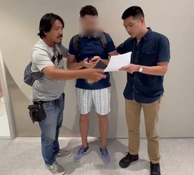 สตม.รวบหนุ่มแดนฝอยทอง สแกมเมอร์ระดับโลกหลังก่อคดีฉ้อโกงคริปโตฯ และบัตรเครดิต มูลค่าความเสียหายเกือบ 2 หมื่นล้าน หนีกบดานหลายทวีป ก่อนจนมุมคาห้างดัง กลางกรุงเทพฯ