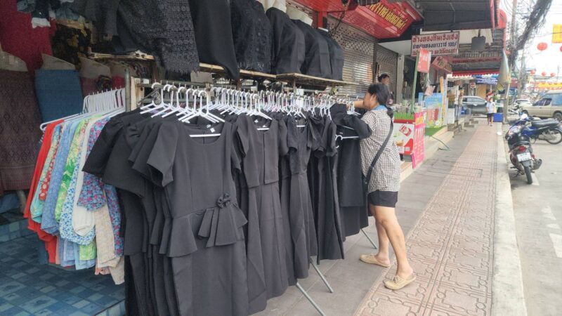 เสื้อผ้าโทนสีดำออกจำหน่าย ปชช.ทยอยซื้อหลังทราบข่าวการสวรรคตของสมเด็จพระนางเจ้าสิริกิติ์ พระบรมราชินีนาถ พระบรมราชชนนีพันปีหลวง