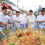พังงา–รมช.เกษตร ร่วมผัดหมี่มงคลเก้าเซียนกระทะยักษ์ เปิดงานอิ่มบุญกินผัก ปิดถนนกลางตลาดท้ายเหมืองกินอาหารเจฟรีกว่า100ร้าน