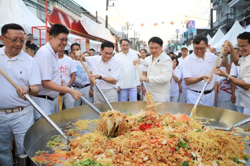 พังงา–รมช.เกษตร ร่วมผัดหมี่มงคลเก้าเซียนกระทะยักษ์ เปิดงานอิ่มบุญกินผัก ปิดถนนกลางตลาดท้ายเหมืองกินอาหารเจฟรีกว่า100ร้าน