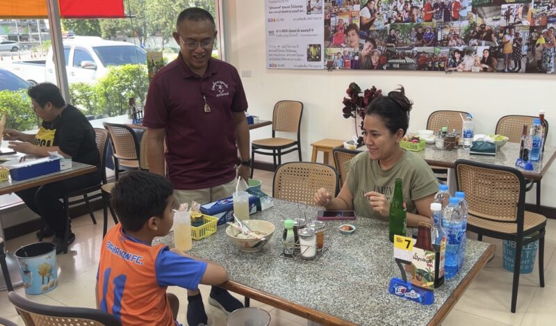 นนทบุรี – สารวัตรพงศ์ ออกเวรช่วยเมียขายก๋วยเตี๋ยวส่งลูกเรียนจบวิศวะ-นายร้อย จปร.เผยยึดหลักเศรฐกิจพอเพียง