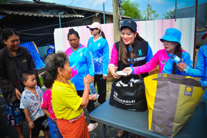 แนนซี่ นำทีม ชมรมโฮปฯ แจกข้าวเหนี่ยวหมูและน้ำดื่ม ถวายเป็นพระราชกุศล เนื่องในวันสวรรคต ร.9