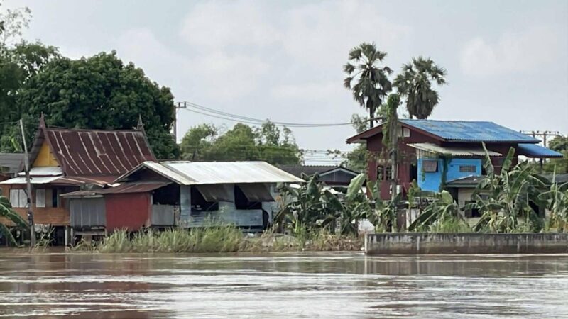 อ่างทอง – ระดับน้ำที่ไหลผ่านจังหวัดอ่างทองเริ่มทรงตัว มีบางพื้นที่ เช่น ที่ อำเภอป่าโมก เพิ่มขึ้นเล็กน้อย