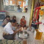 อ่างทอง – มาแล้วเลขน้ำตาเทียนพระพิฆเนศชาวบ้านทำพิธีบวงสรวงขอตัวเลขเสี่ยงทาย โดยใช้หยดน้ำตาเทียนลงในอ่างน้ำมนต์ เห็นเป็นตัวเลข 089 ไปเสี่ยงดวง