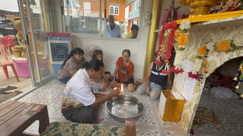 อ่างทอง – มาแล้วเลขน้ำตาเทียนพระพิฆเนศชาวบ้านทำพิธีบวงสรวงขอตัวเลขเสี่ยงทาย โดยใช้หยดน้ำตาเทียนลงในอ่างน้ำมนต์ เห็นเป็นตัวเลข 089 ไปเสี่ยงดวง