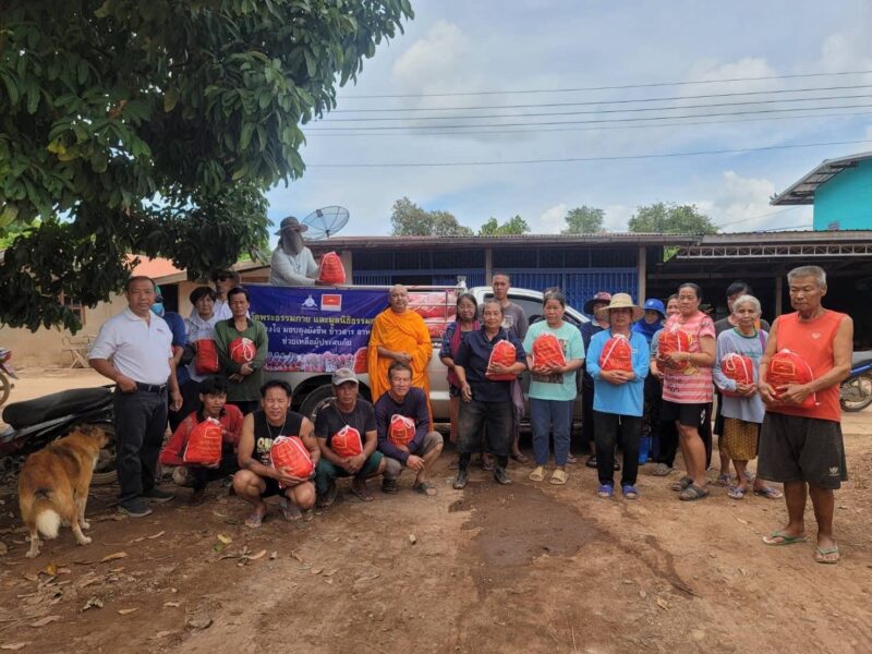 ปทุมธานี – วัดพระธรรมกายส่งมอบสิ่งของบรรเทาทุกข์ผู้ประสบภัยน้ำท่วมที่อุตรดิตถ์